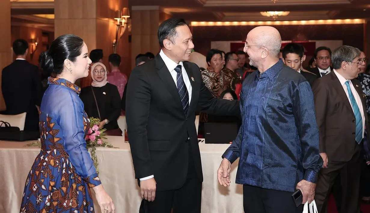 Annisa Pohan mengenakan dress berkerah dengan motif batik bernuansa biru yang simpel dan elegan membalut tubuhnya. [Foto: Instagram/agusyudhoyono]