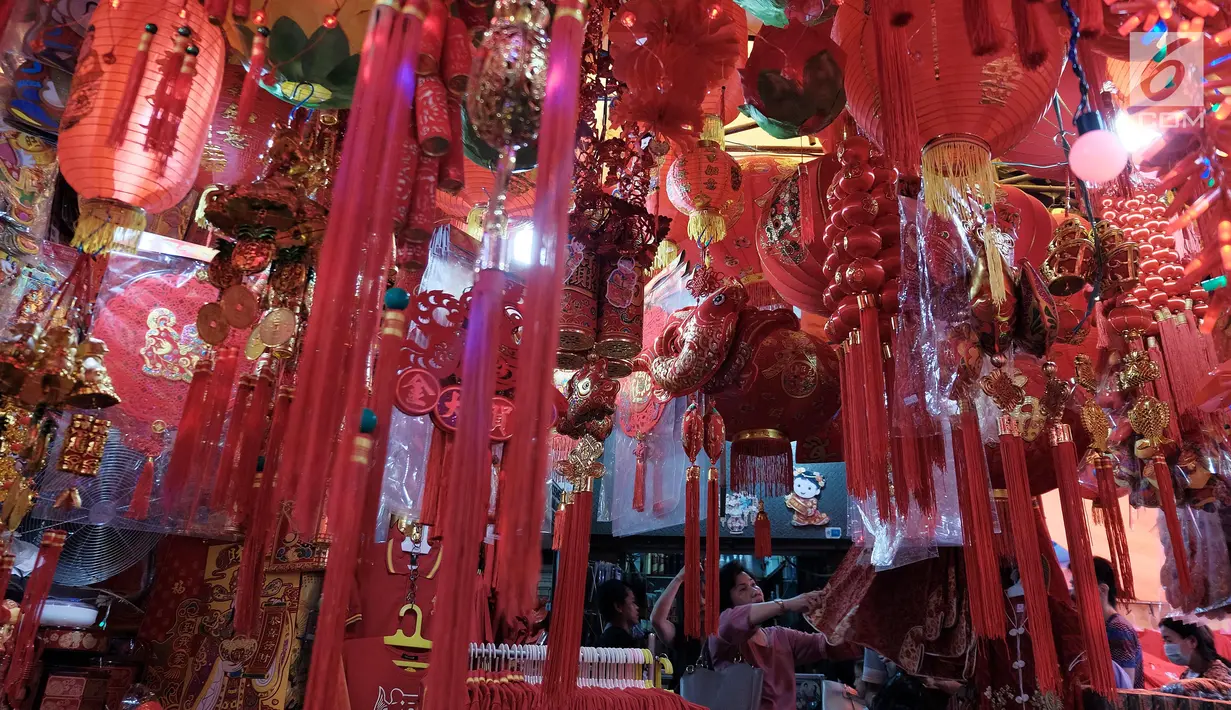 Sejumlah pernak-pernik Imlek dipajang di sebuah kios di kawasan Glodok, Jakarta, Kamis (25/1). Tahun Baru Imlek yang jatuh pada 16 Febuari mendatang sudah diramaikan oleh para pedagang yang menjual pernak pernik. (Liputan6.com/JohanTallo)