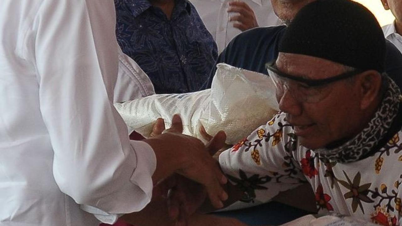 Pada acara tersebut, Jokowi memberikan langsung bantuan beras Bulog kepada warga yang membutuhkan.