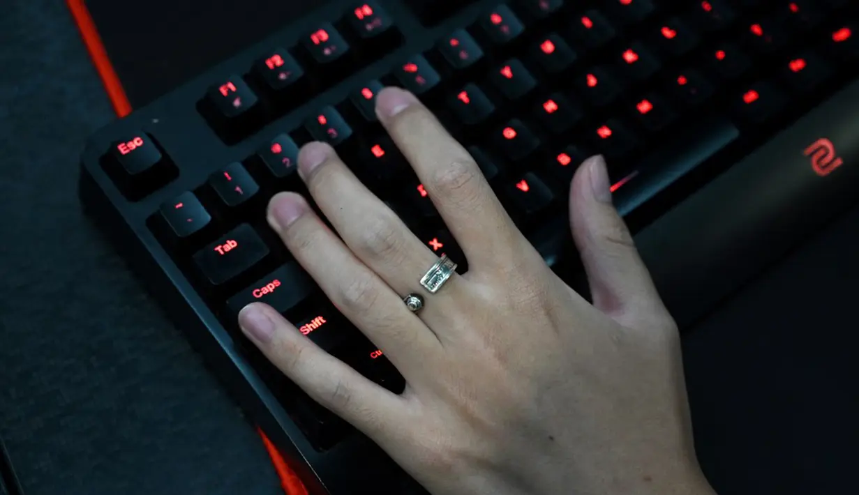 Seorang pria bermain game komputer di sebuah kafe internet di Beijing, China, Jumat (10/9/2021). Para ahli di China mengatakan larangan bermain game online dibuat untuk melindungi kesehatan fisik dan mental anak-anak. (GREG BAKER/AFP)
