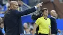 Pelatih Real Madrid, Zinedine Zidane, memberikan arahan kepada anak asuhnya saat pertandingan melawan Deportivo Alaves pada laga La Liga di Stadion Mendizorroza, Sabtu (23/9/2017). Real Madrid menang 2-1 atas  Deportivo Alaves. (AP/Alvaro Barrientos)