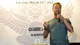 Pentolan grup music Dash Berlin, Jeffrey Sutorius (kanan) saat menghadiri peluncuran jam tangan edisi khusus G-SHOCK GA-400 Dash Berlin Edition, Jakarta, Minggu (15/3/2015). (Liputan6.com/Panji Diksana)