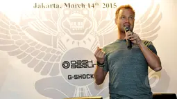 Pentolan grup music Dash Berlin, Jeffrey Sutorius (kanan) saat menghadiri peluncuran jam tangan edisi khusus G-SHOCK GA-400 Dash Berlin Edition, Jakarta, Minggu (15/3/2015). (Liputan6.com/Panji Diksana)