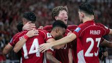 Para pemain Timnas Indonesia merayakan gol yang dicetak Ole Lennard Romeny ke gawang China dalam laga Kualifikasi Piala Dunia 2026 zona Asia di Stadion Utama Gelora Bung Karno (SUGBK) Senayan, Jakarta, Kamis (5/6/2025). (Bola.com/Bagaskara Lazuardi)