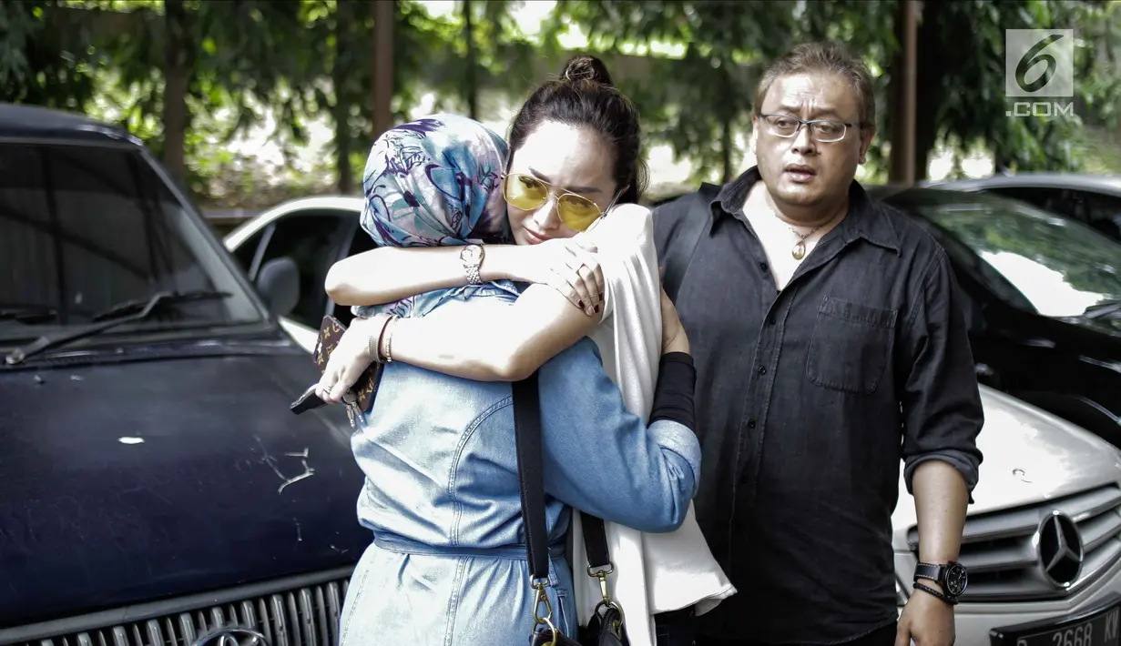 Cinta Ratu memeluk ibunya sebelumnya menjalani sidang cerai perdana di Pengadilan Agama Jakarta Selatan, Senin (12/3). Cinta Ratu menjalani sidang cerai perdananya dengan gitaris grup musik Geisha, Roby. (Liputan6.com/Faizal Fanani)