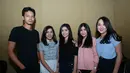 Fedi Nuril bersama personil Blink, Ify, Febby, Sivia dan Pricilla. (Deki Prayoga/Bintang.com)