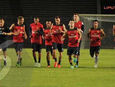 Sesi latihan terbuka Arsenal tetap digelar meski dibawah guyuran hujan. (Liputan6.com/Helmi Fithriansyah)