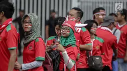Sejumlah suporter Timnas Indonesia antre untuk masuk ke Stadion Gelora Bung Karno (GBK), Senayan, Jakarta, Minggu (14/1). Pada uji coba sebelumnya, Islandia berhasil menggasak Indonesia Selection 6-0. (Liputan6/Faizal Fanani)
