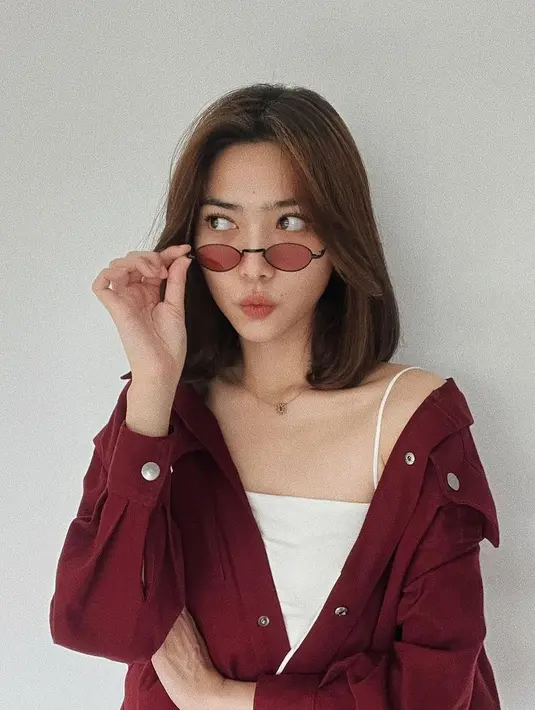 <p>Isyana Sarasvati memotong rambutnya menjadi bob berponi. Potretnya dipuji cantik bak artis Korea. (Foto: instagram.com/@isyanasarasvat)</p>