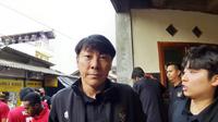 Pelatih Timnas Indonesia, Shin Tae-yong, saat memberikan keterangan kepada wartawan di sela-sela pemusatan latihan Tim Garuda di Bandung. (Bola.com/Erwin Snaz)