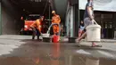 Petugas BPBD DKI Jakarta menyalurkan air bersih kepada warga di Gang H Soleh, Cilandak Timur, Jakarta Selatan, Senin (21/9/2026). Bantuan diberikan menyusul kekeringan yang melanda sejumlah wilayah di Cilandak Timur. (KLY/Budy Santoso)