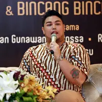 "Saya pernah merasakan jatuh cinta dengan dua orang. Pertama Rossa dan kedua Ayu Ting Ting. Suka ya banyak dan yang melintas ada. Enggak mungkin saya hidup saya hampa," kata Ivan Gunawan saat peluncuran bukunya. (Deki Prayoga/Bintang.com)