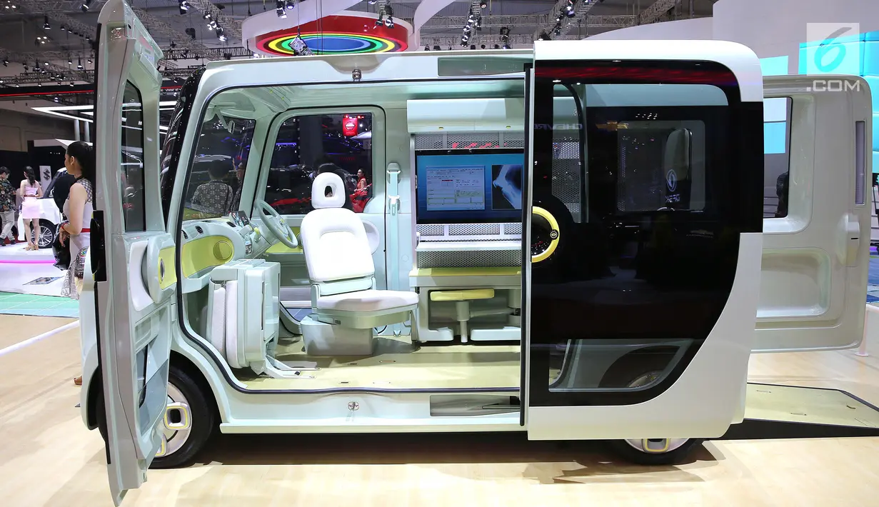 Mobil Daihatsu DN Pro Cargo diperkenalkan pada GAIKINDO Indonesia International Auto Show (GIIAS) 2018 di ICE BSD, Tangsel, Kamis (2/8). Mobil dengan lantai rendah dan datar cocok untuk para wanita maupun manula. (Liputan6.com/Fery Pradolo)