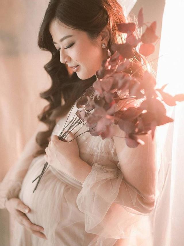 Tak Ada Sebulan Lagi Melahirkan, Ini 7 Maternity Shoot Franda yang Terbaru