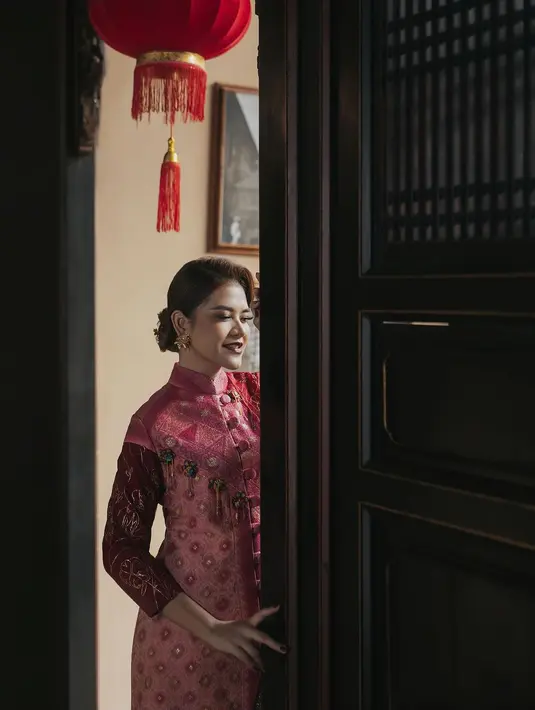 Ia kenakan kebaya kerah Shanghai yang dipadukan dengan rok tenun dari Mel Ahyar [@ayangkahiyang]