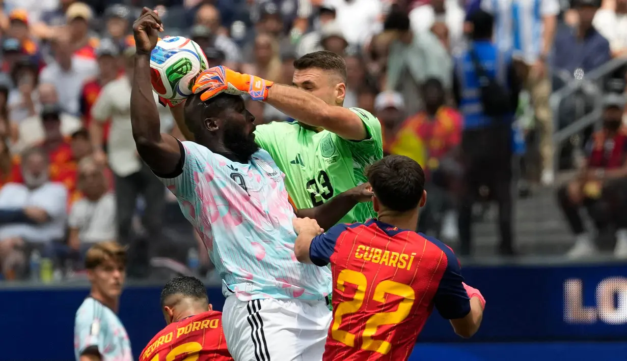 Kiper Spanyol Unai Simon berebut bola dengan pemain Belgia Romelu Lukaku saat mereka melompat untuk merebut bola dalam pertandingan perempat final Piala Dunia antara Spanyol dan Belgia di Inglewood, California, dekat Los Angeles, Jumat, 10 Juli 2026. (AP Photo/Andre Penner)