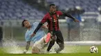 Pemain Lazio, Luca Pellegrini (kiri) berebut bola dengan pemain Nice, Youssoufa Moukoko pada laga Liga Europa 2024/2025 yang berlangsung di Olympic Stadium, Roma, Italia, Jumat (04/10/2024) dini hari WIB. (AP Photo/Andrew Medichini)