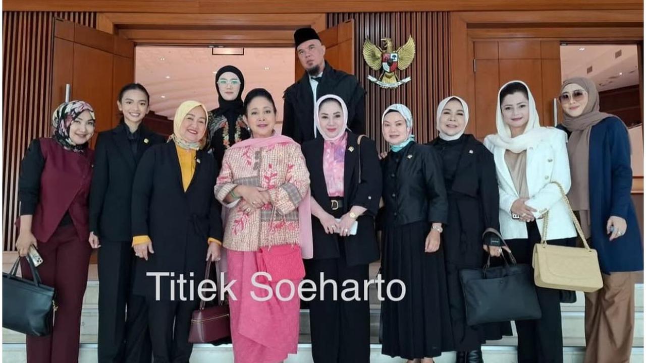 Titiek Soeharto Hadiri Rapat Paripurna DPR RI, Gaya Serba Pink Curi Perhatian!