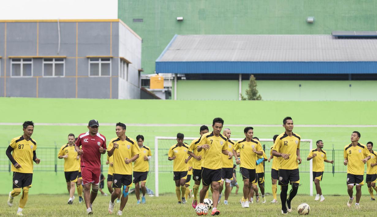 Para pemain Arema Cronus berlatih jelang laga menghadapi Sriwijaya FC pada Piala Jenderal Sudirman di Stadion Gajayana, Malang, Jumat (20/11/2015). (Bola.com/Vitalis Yogi Trisna)