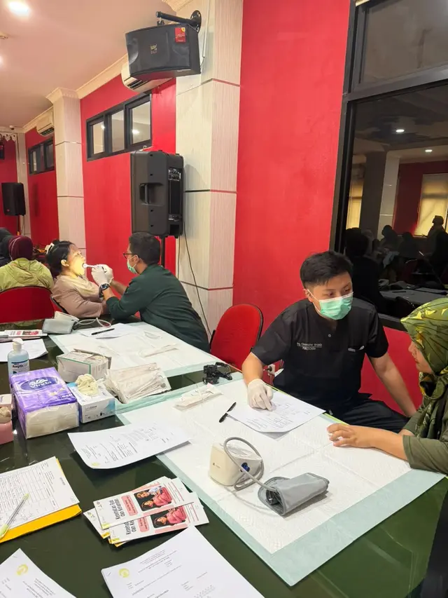 Ibu hamil di Puskesmas Kebon Jeruk juga menjalani pemeriksaan kebersihan gigi pakai metode Oral Hygiene Index-Simplified (OHI-S) untuk melihat keberadaan sisa makanan dan karang gigi oleh dokter gigi dari Departemen Periodonsia FKG UI.
