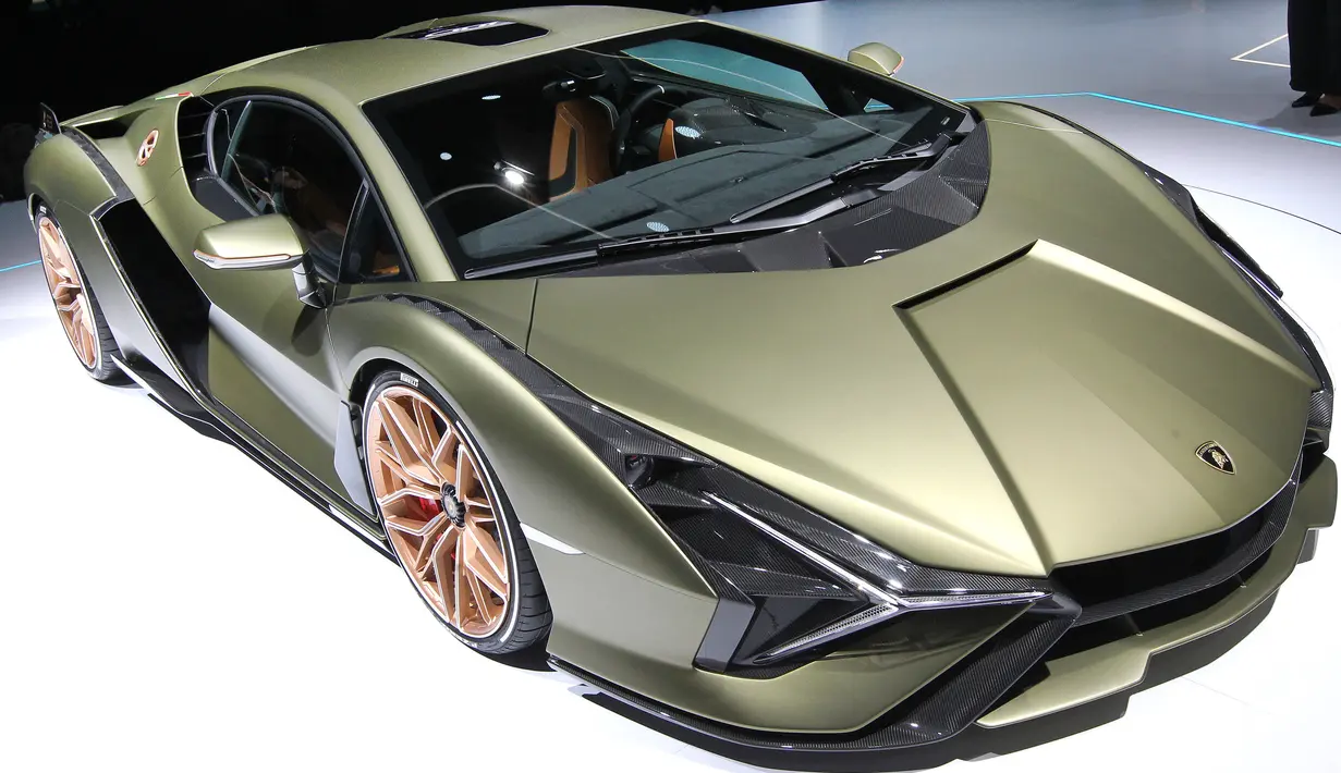 Supercar hybrid Lamborghini Sian dipamerkan perdana dalam IAA Auto Show di Frankfurt, Jerman, Rabu (11/9/2019). Supercar Lamborghini Sian ini diberi kode Sian FKP 37 sebagai tanda penghormatan atas berpulangnya mantan bos VW, Ferdinand K Piech pada 25 Agustus 2019 lalu. (Daniel ROLAND/AFP)