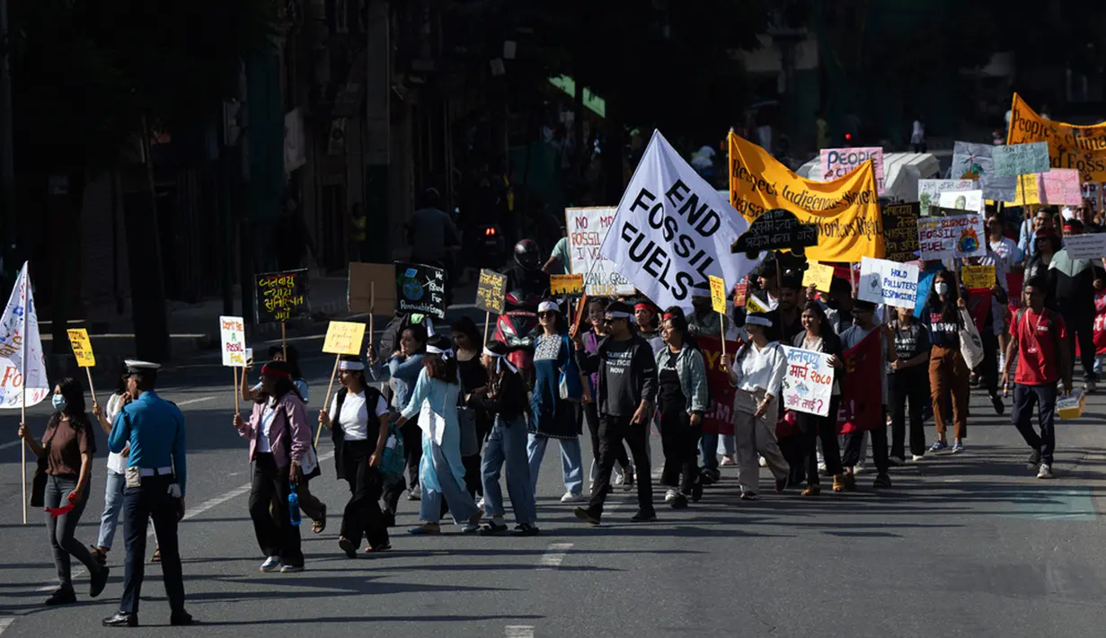 Aktivis iklim berpartisipasi dalam Climate Justice March yang menuntut diakhirinya bahan bakar fosil di Lalitpur, Nepal, Sabtu (16/9/2023). Ada perwakilan dari lebih dari 80 negara yang ikut serta dalam COP28, mereka didesak mendorong perjanjian global untuk secara bertahap menghapuskan batu bara, minyak, dan gas yang menjadi penyebab utama perubahan iklim. (AP Photo/Niranjan Shrestha)