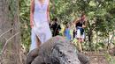 Bereksplorasi Pulau Komodo, Tyna juga menambahkan cover up dress bernuansa putih. Rajutan yang menawan memberikan kesan musim panas yang seru. (Instagram/tynadwijayanti)