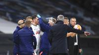 Pemain Tottenham Hotspur Pierre-Emile Hojbjerg mendapat perawatan karena cedera saat menghadapi LASK pada pertandingan Grup J Liga Europa di London, Inggris, Kamis (22/10/2020). Tottenham Hotspur menang 3-0. (Adam Davy/Pool via AP)