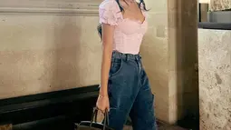 Penampilan Anya semakin modis dengan sepatu sneakers. Ia memillih Nike Air Jordan warna hitam putih. Tak hanya itu, Anya juga menenteng tas Hermes Birkin warna etoupe yang netral. (Instagram/anyageraldine)