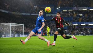Pemain Chelsea, Liam Delap (kiri), berebut bola dengan pemain Bournemouth, James Hill, pada laga Premier League/Liga Inggris antara Chelsea vs Bournemouth di London, Inggris, Selasa, 30 Desember 2025. (AP Photo/Kin Cheung)