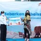 CEO Maucash Rina Apriana (kanan) menyerahkan secara simbolis penyerahan hewan kurban kepada Camat Cilandak Mundari (kiri). Pada hari raya Idul Adha 1442 Hijriyah, Maucash menyalurkan hewan kurban yang akan disalurkan kepada masyarakat sekitar kantor Maucash, Cilandak, Jakarta Selatan.