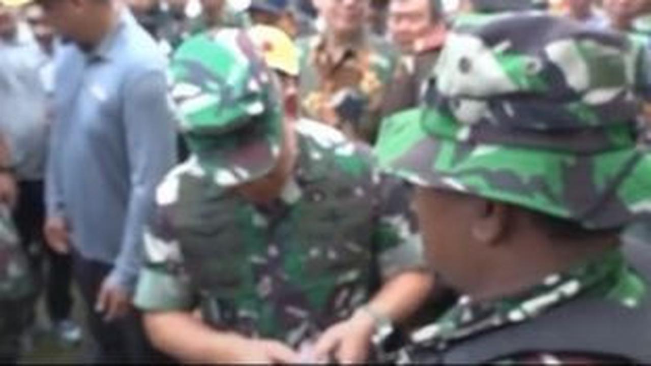 Saat membuka dompet sang prajurit, Dudung menemukan surat tugas dan beberapa kartu identitas.