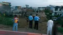 Pejabat militer Pakistan memeriksa lokasi kecelakaan pesawat di Rawalpindi, Pakistan, Selasa (30/7/2019). Penyebab kecelakaan belum ditentukan. (AP Photo/Anjum Naveed)