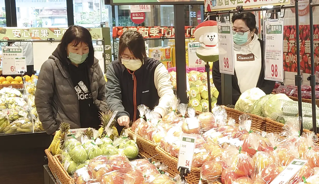 Orang-orang memakai masker saat berbelanja di supermarket di Taipei, Taiwan, Senin (20/2/2023). Tiga tahun setelah pandemi global COVID-19, Taiwan pada hari Senin mengatakan orang tidak lagi harus memakai masker setiap saat di dalam ruangan meskipun masih menerapkan beberapa pembatasan. (AP Photo/Chiang Ying-ying)