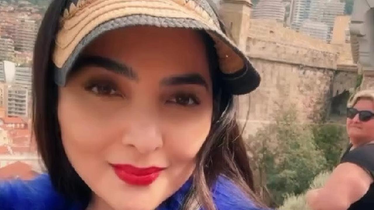 4 Potret Cantik Ashanty Liburan ke Monte Carlo, Chill Pakai Dress Kuning dengan Anggun
