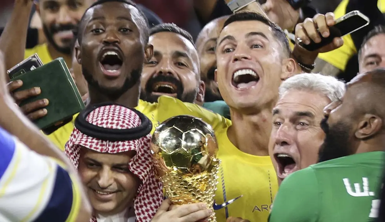 Cristiano Ronaldo menjadi pahlawan kemenangan 2-1 Al Nassr atas sang rival, Al Hilal dalam partai final Liga Champions Arab 2023 yang digelar di King Fahd Stadium, Taif, Sabtu (12/8/2023). (AP Photo/Samah Zidan)