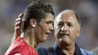 Tangisan Cristiano Ronaldo usai Portugal kalah dari Yunani di final Piala Eropa 2004. (The Telegraph)