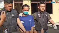 Tersangka AJ (45), orangtua siswa yang menganiaya seorang guru SMA di Rejang Lebong, Bengkulu akhirnya menyerahkan diri ke polisi (foto: YouTube Liputan6).