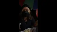 Selebgram membantu promosi dagangan para pedagang kaki lima di Pontianak yang sepi akibat PPKM. (Tangkapan Layar Instagram @memedaengg/https://www.instagram.com/p/CRYzFn9FTZ3/)