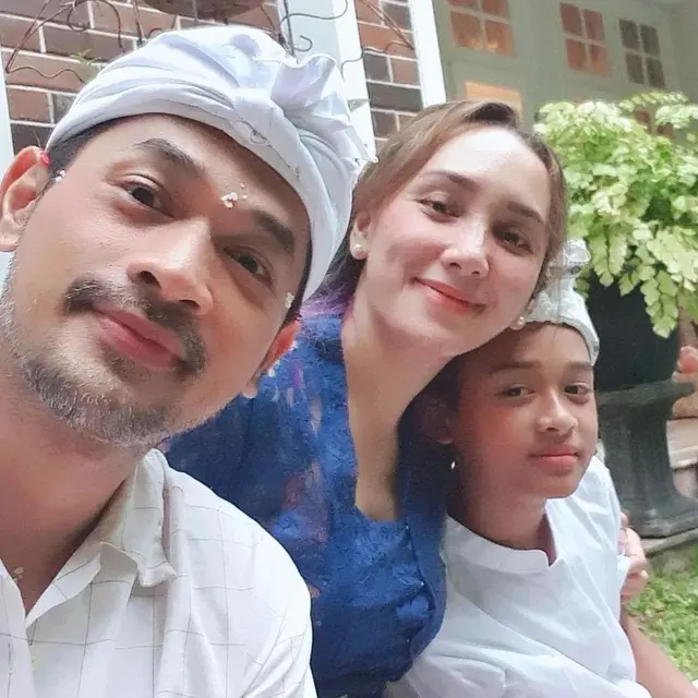 6 Potret Oka Antara dan Keluarga Rayakan Hari Raya Nyepi, Penuh Kebahagiaan