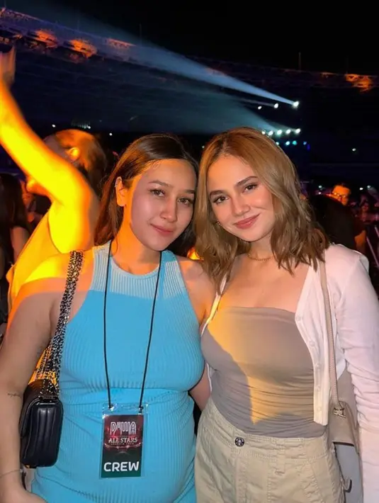 Syifa Hadju membagikan potretnya di konser tersebut bersama temannya mengenakan crop top dan cargo pants. [Instagram/adelitamors]