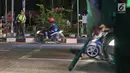Polisi bersenjata berjaga di pos pelayanan terpadu Operasi Ketupat Lodaya 2019, Jalan Raya Pantura, Cirebon, Jawa Barat, Sabtu (1/6/2019). Polisi mengerahkan sekitar 182.000 personel selama Operasi Ketupat Tahun 2019 dalam rangka pengamanan Hari Raya Idul Fitri. (Liputan6.com/Herman Zakharia)