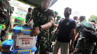 Dalam rangka memperingati HUT TNI ke 77, TNI membagikan paket sembako kepada masyarakat sekitar. Kegiatan ini berlangsung di berbagai titik di Jakarta, Rabu (05/10/2022).