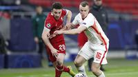 Penyerang Liverpool, Diogo Jota (kiri) berusaha melewati bek RB Leipzig, Lukas Klostermann pada pertandingan leg kedua babak 16 besar Liga Champions di stadion Puskas Arena, Budapest, Hongaria, Kamis (11/3/2021). Liverpool menang atas RB Leipzig 2-0. (AP Photo/Laszlo Balogh)