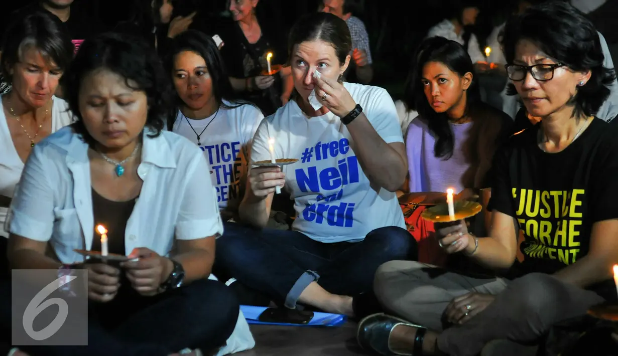 Tracy Bantleman mengusap air mata saat malam solidaritas kasus JIS di Tugu Proklamasi, Jakarta, Jumat (29/5/2016). (Liputan6.com/Yoppy Renato)