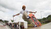 Pevi Permana, Peserta seleknas Indonesia, akan melakukan lompatan pada aksinya di Skate BSD Extrem Park, Tangerang, Selasa (30/1/2018). Pemilihan 8 terbaik untuk mewakili Indonesia pada ASIAN Games 2018. (bola.com / Asprilla Dwi Adha)