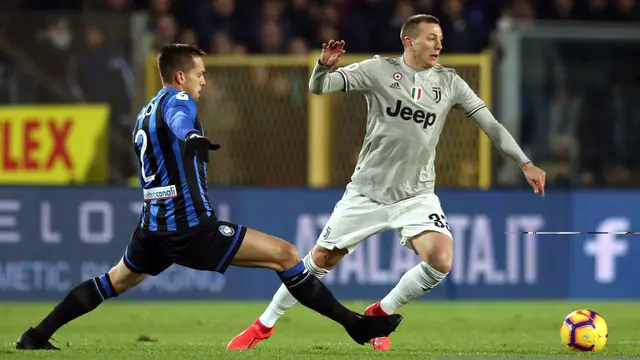 Striker Juventus, Federico Bernardeschi, berusaha melewati bek Atalanta, Rafel Toloi, pada perempat final Copa Italia. (AP/Paolo Magni)