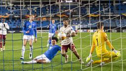 Penyerang Arsenal, Reiss Nelson saat memasukan bola ke gawang Molde pada pertandingan Grup B Liga Europa di Stadion Aker di Molde, Norwegia, Kamis (26/11/2020). Arsenal menang telak 3-0 atas Molde. (Svein Ove Ekornesvag / NTB via AP)