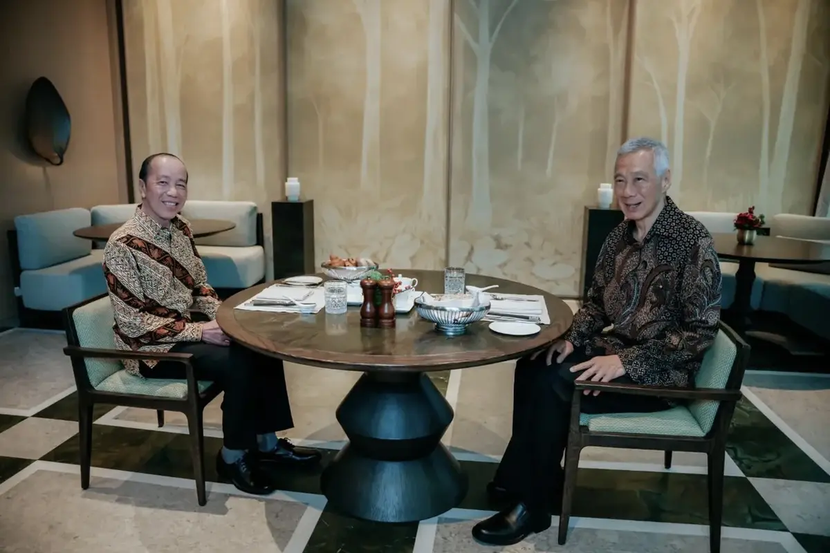 Presiden RI ketujuh Joko Widodo atau Jokowi melakukan pertemuan dengan mantan Perdana Menteri (PM) Singapura Lee Hsien Loong.
