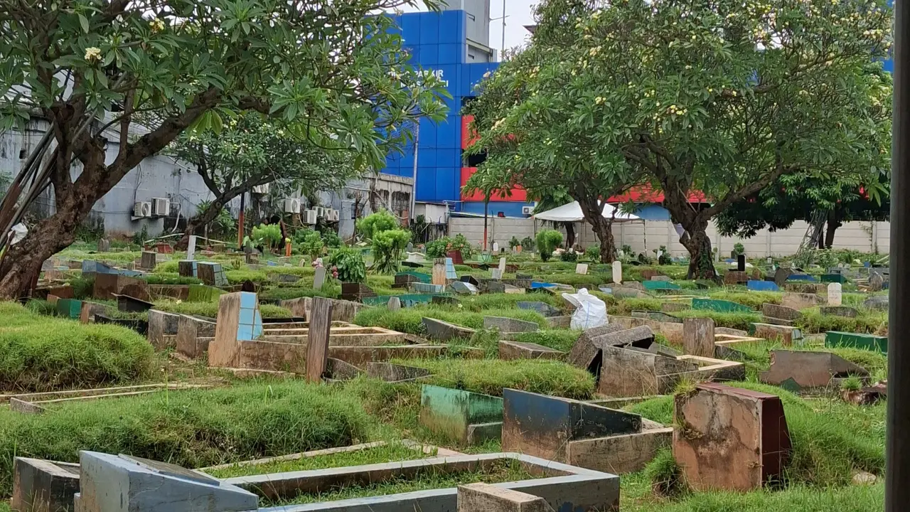 TPU Cikoko menjadi salah satu pemakaman yang kini hanya menerima pemakaman tumpang.